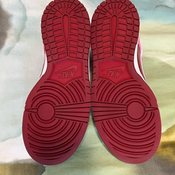 2007 Women’s Valentine’s Day Nike Dunks - Picture 2 of 10